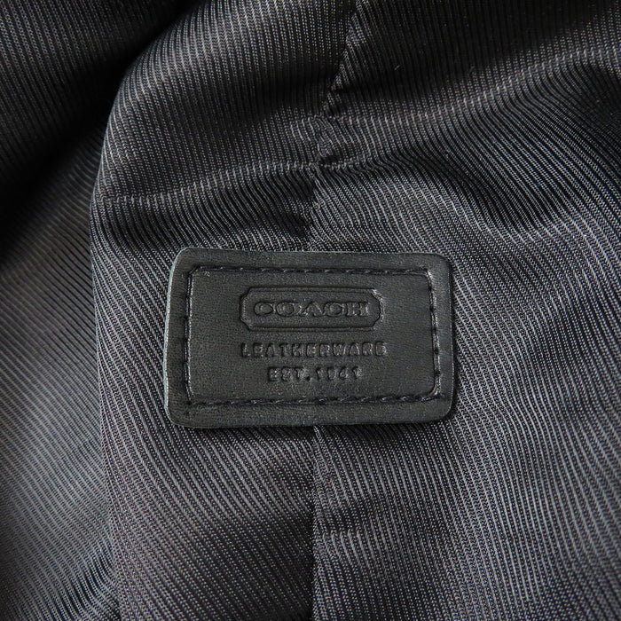 COACH 
Casquette en cuir 
Motif logo intégral signature