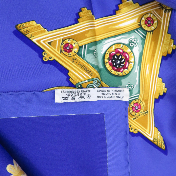 HERMES 
ロゴ シルク 大判 
カレ 90 PARURES DES SABLES 砂漠のアクセサリー スカーフ