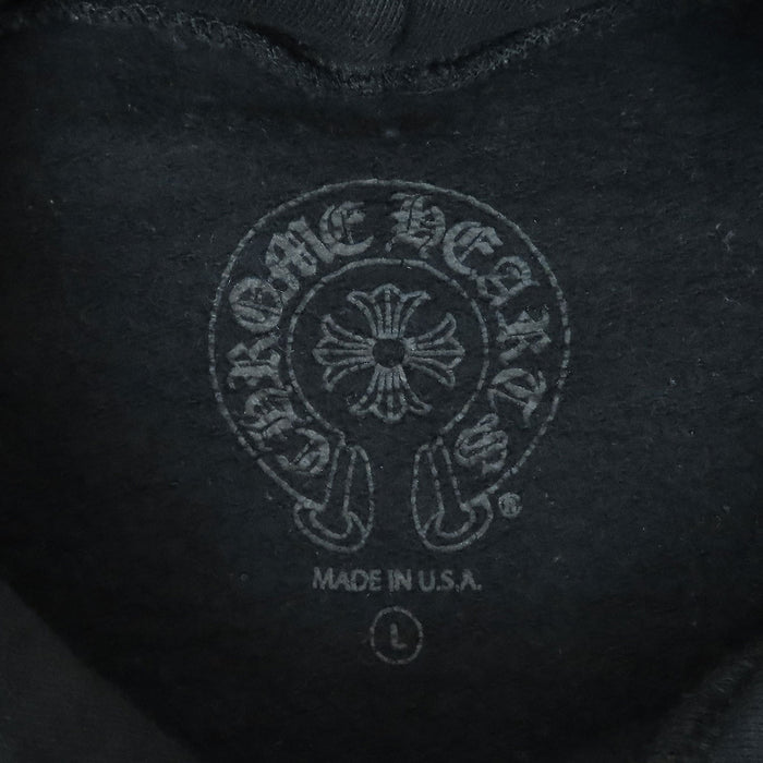 CHROME HEARTS
Felpa con cappuccio con logo verticale CH, etichetta a scorrimento e logo sul braccio
Felpa con cappuccio con logo verticale