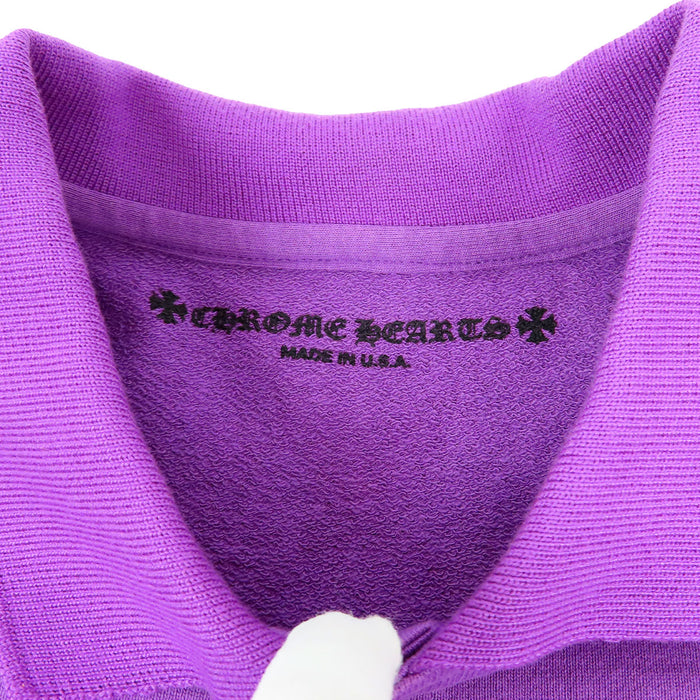 CHROME HEARTS  
Polo rugby en coton avec étiquette CH Scroll, collaboration Matty Boy  
Polo MATTY BOY IWANT MORE NOT LESSS