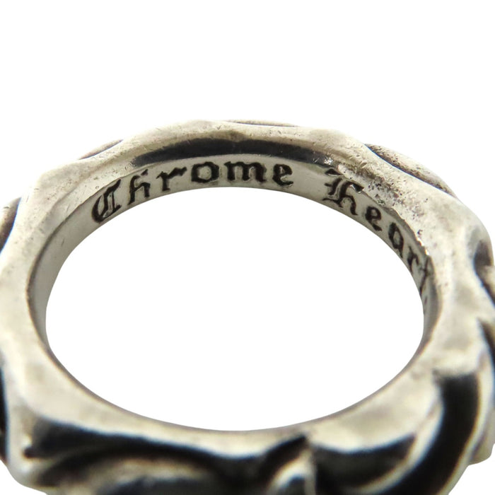 CHROME HEARTS 
Bague CH SCRL BAND argent gravée 1994 
Bague bande à motifs enroulés