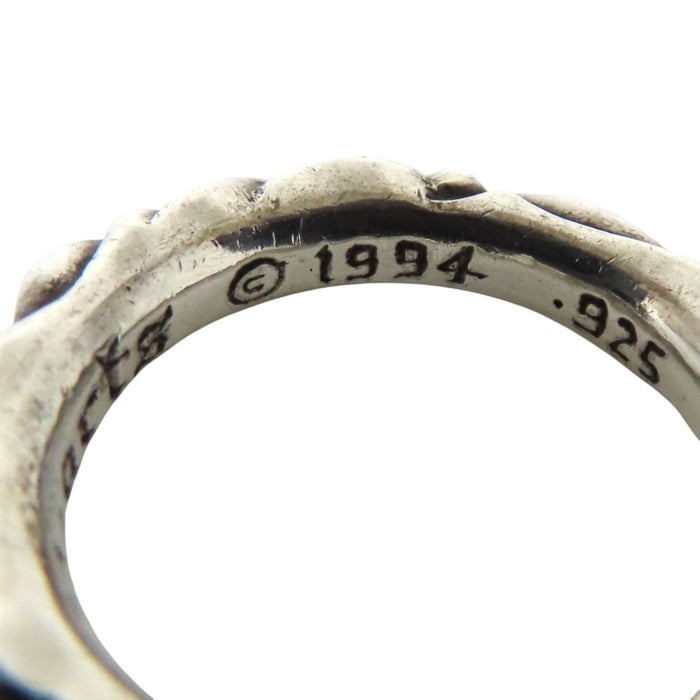 CHROME HEARTS 
Bague CH SCRL BAND argent gravée 1994 
Bague bande à motifs enroulés