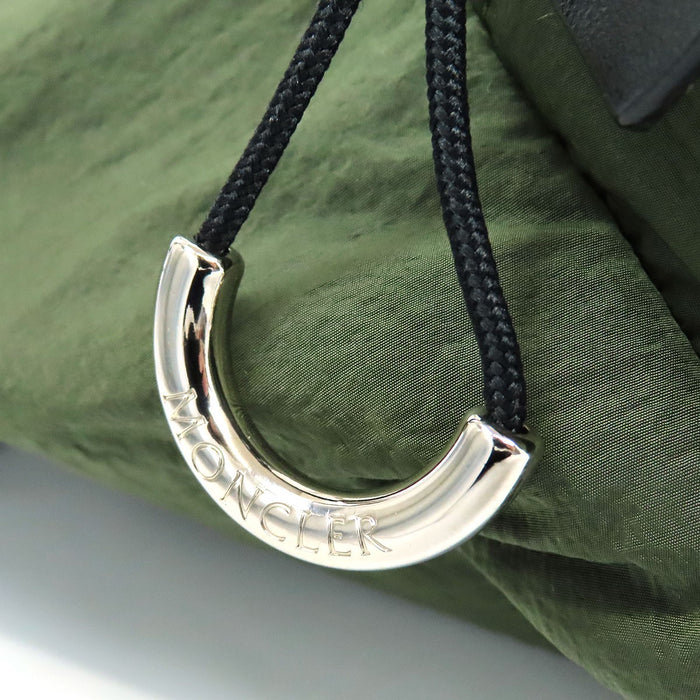 MONCLER 
Patch logo en nylon 
Sac banane DURANCE