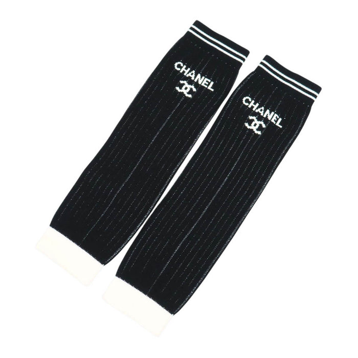 CHANEL  
COCO CC logo pull côtelé  
Chaussettes chauffe-jambes avec logo Coco
