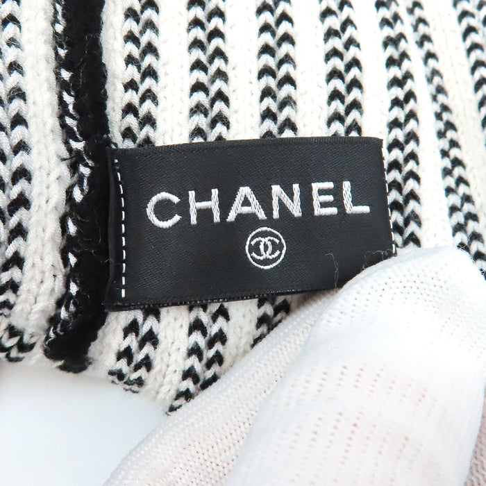 CHANEL  
COCO CC logo pull côtelé  
Chaussettes chauffe-jambes avec logo Coco