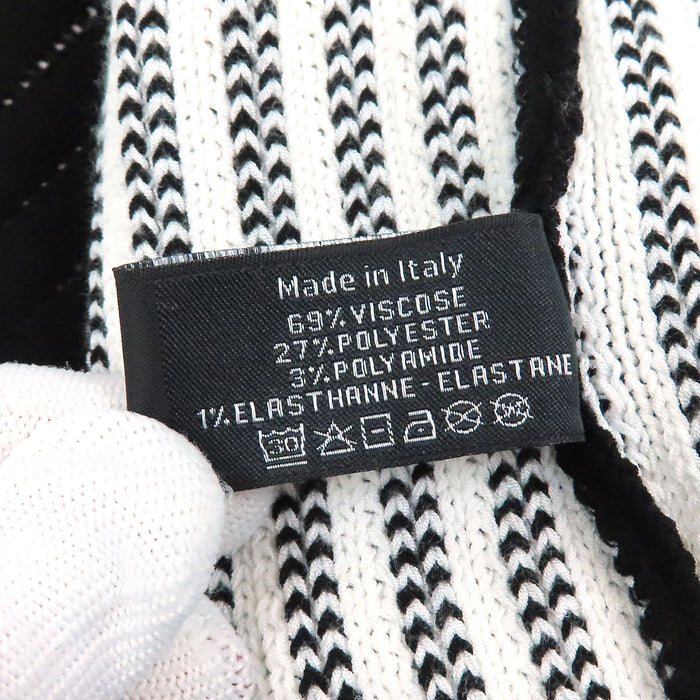 CHANEL  
COCO CC logo pull côtelé  
Chaussettes chauffe-jambes avec logo Coco