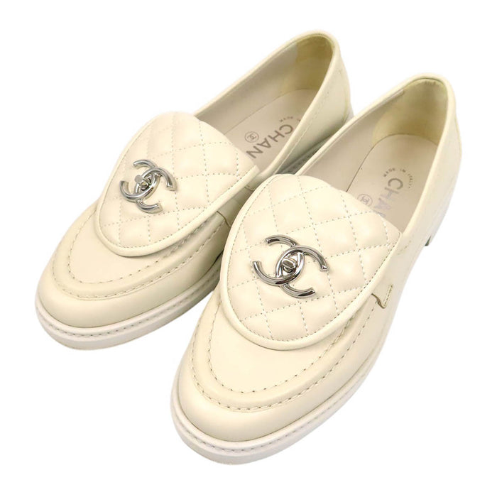 CHANEL  
COCO CC logo matelassé cuir ferrures couleur argent 20B  
Mocassins à boucle tournante avec logo Coco