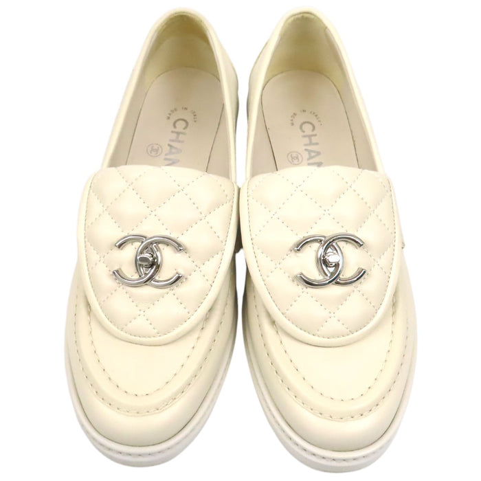 CHANEL  
COCO CC logo matelassé cuir ferrures couleur argent 20B  
Mocassins à boucle tournante avec logo Coco