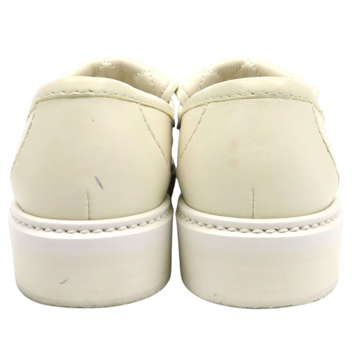 CHANEL  
COCO CC logo matelassé cuir ferrures couleur argent 20B  
Mocassins à boucle tournante avec logo Coco