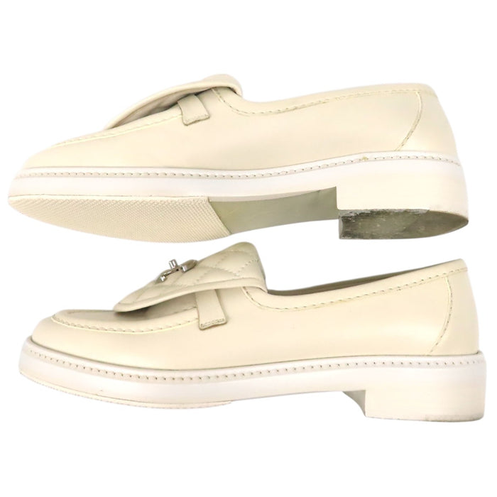 CHANEL  
COCO CC logo matelassé cuir ferrures couleur argent 20B  
Mocassins à boucle tournante avec logo Coco
