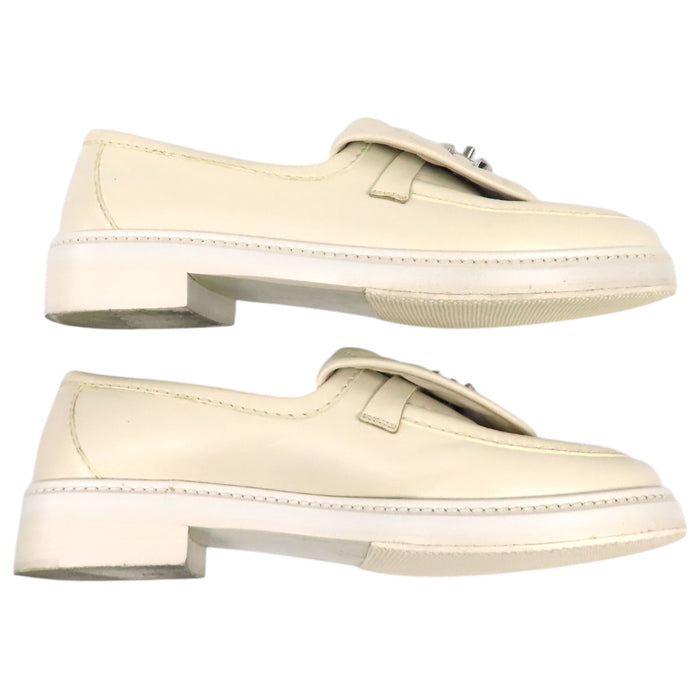 CHANEL  
COCO CC logo matelassé cuir ferrures couleur argent 20B  
Mocassins à boucle tournante avec logo Coco