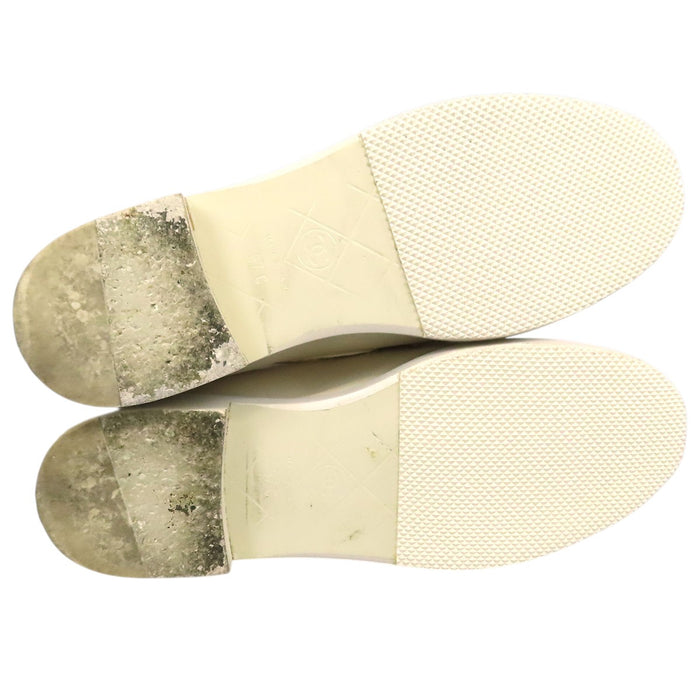 CHANEL  
COCO CC logo matelassé cuir ferrures couleur argent 20B  
Mocassins à boucle tournante avec logo Coco