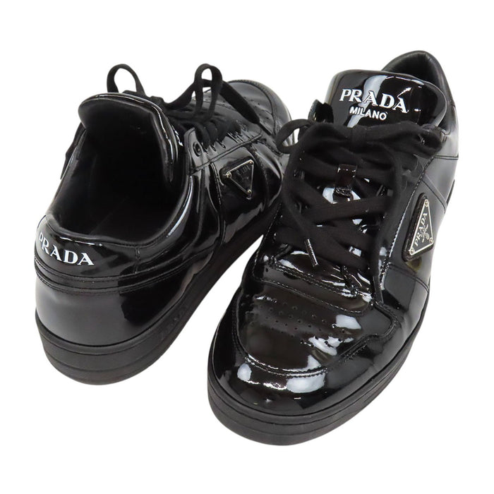 PRADA 
Logo triangle Cuir verni bas 
Baskets émaillées Downtown