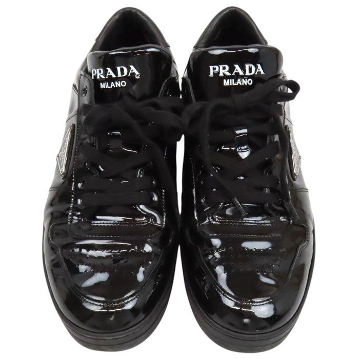 PRADA 
Logo triangle Cuir verni bas 
Baskets émaillées Downtown