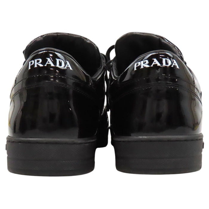 PRADA 
Logo triangle Cuir verni bas 
Baskets émaillées Downtown