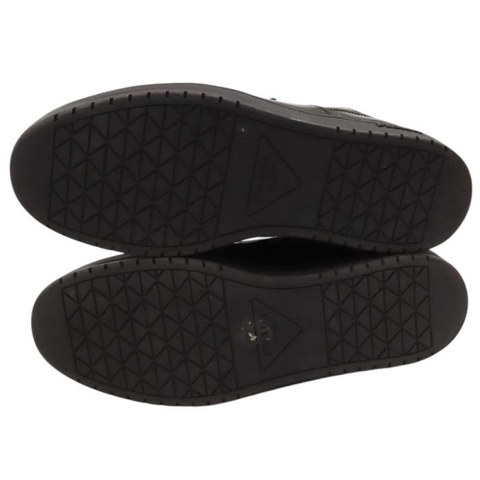 PRADA 
Logo triangle Cuir verni bas 
Baskets émaillées Downtown