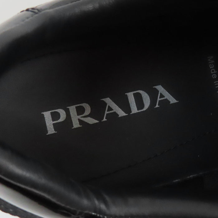 PRADA 
Logo triangle Cuir verni bas 
Baskets émaillées Downtown