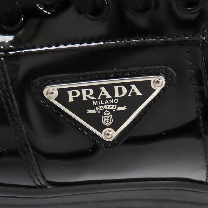 PRADA 
Logo triangle Cuir verni bas 
Baskets émaillées Downtown