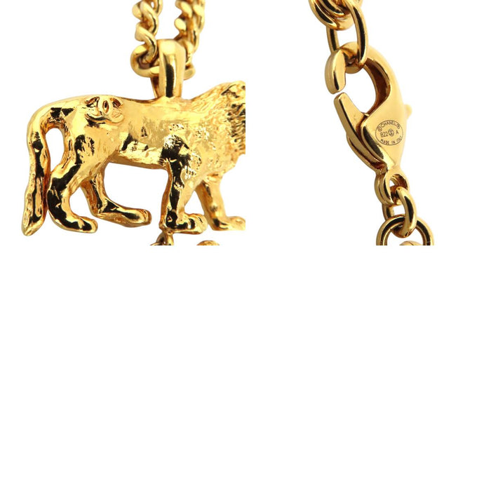 CHANEL 
Collier B22 A COCO CC logo en métal doré 
Perle fantaisie Lion Coco Mark