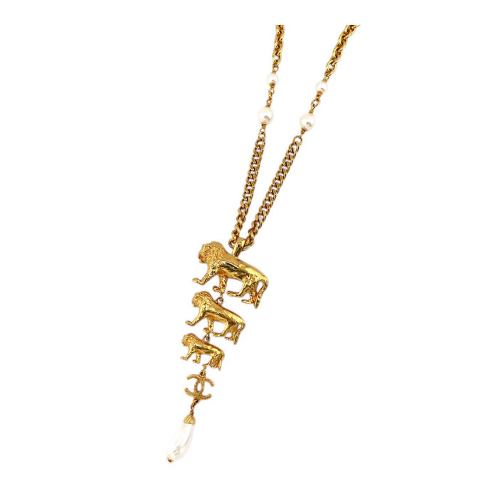 CHANEL 
Collier B22 A COCO CC logo en métal doré 
Perle fantaisie Lion Coco Mark