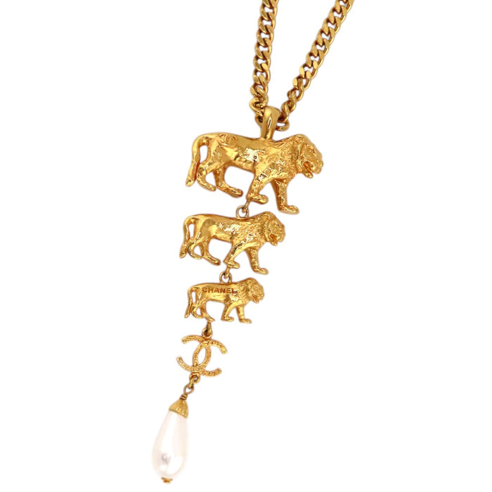 CHANEL 
Collier B22 A COCO CC logo en métal doré 
Perle fantaisie Lion Coco Mark