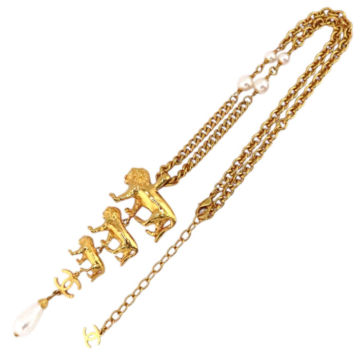 CHANEL 
Collier B22 A COCO CC logo en métal doré 
Perle fantaisie Lion Coco Mark