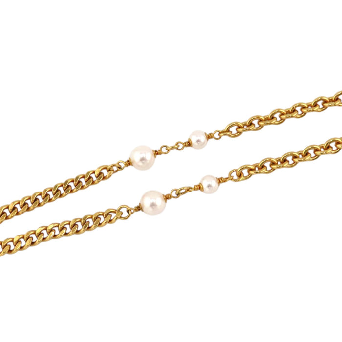 CHANEL 
Collier B22 A COCO CC logo en métal doré 
Perle fantaisie Lion Coco Mark