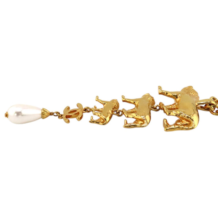 CHANEL 
Collier B22 A COCO CC logo en métal doré 
Perle fantaisie Lion Coco Mark
