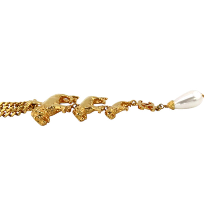 CHANEL 
Collier B22 A COCO CC logo en métal doré 
Perle fantaisie Lion Coco Mark