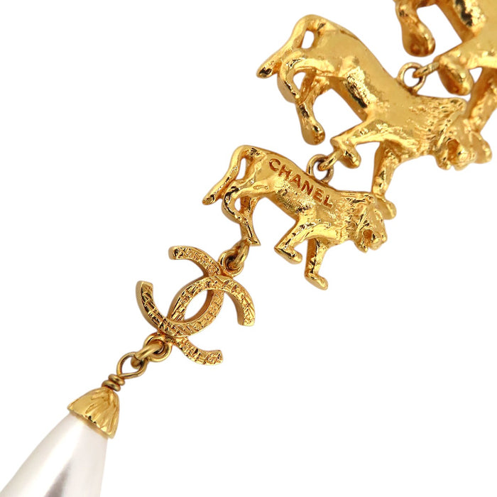 CHANEL 
Collier B22 A COCO CC logo en métal doré 
Perle fantaisie Lion Coco Mark
