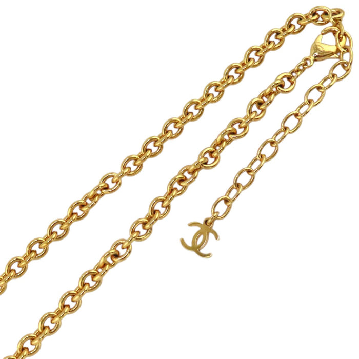 CHANEL 
Collier B22 A COCO CC logo en métal doré 
Perle fantaisie Lion Coco Mark