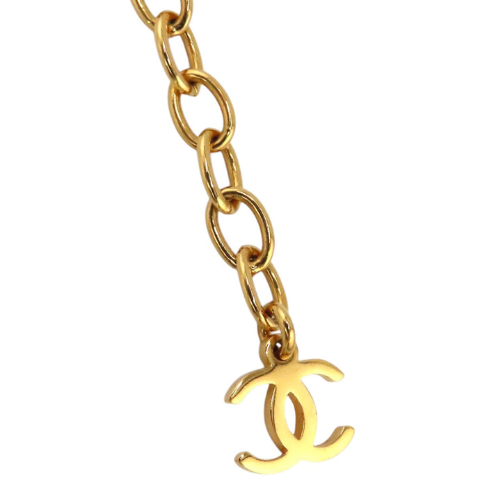 CHANEL 
Collier B22 A COCO CC logo en métal doré 
Perle fantaisie Lion Coco Mark