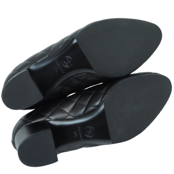 CHANEL 
Escarpins en cuir matelassé avec fermoir tourniquet logo COCO CC couleur argent