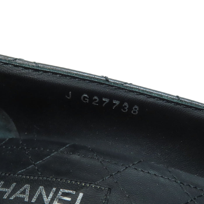 CHANEL 
Escarpins en cuir matelassé avec fermoir tourniquet logo COCO CC couleur argent