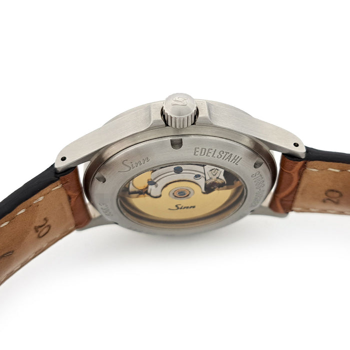 Sinn 
556 飛びアラビア ホワイトダイヤル