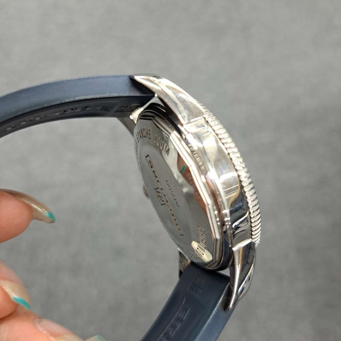 【WHOLESALES】
BREITLING 
A17321 
箱　ギャランティ(液晶滲みあり)　クロノメーター証　純正品ラバーベルト×1(使用感あり)