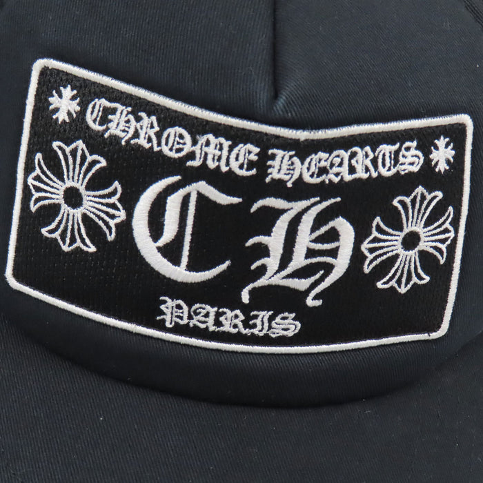 CHROME HEARTS 
パリ限定 CHプラス コットン メッシュ 
ロゴ 刺繍 トラッカーキャップ