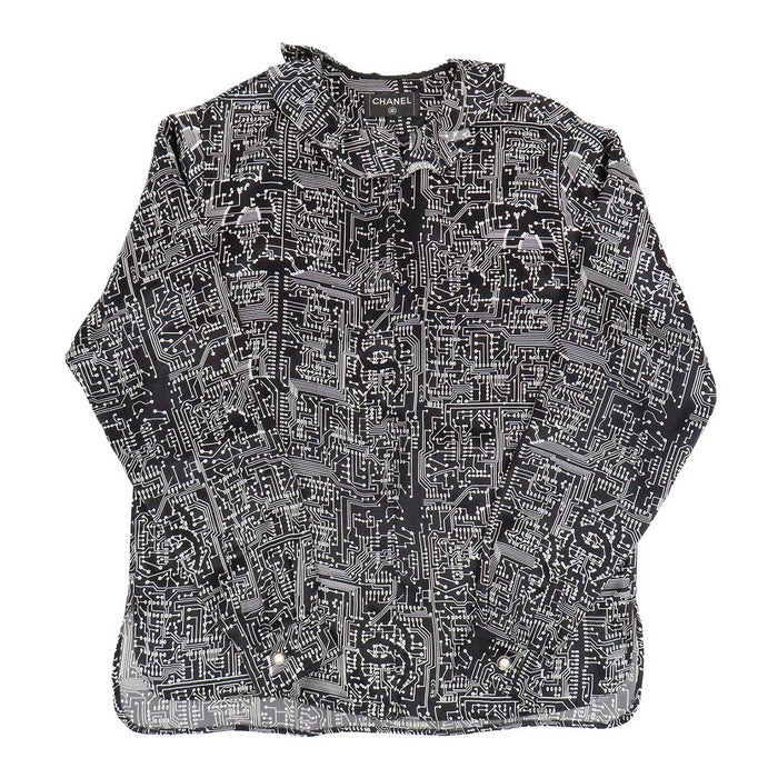 CHANEL  
COCO CC logo motif intégral bouton perle costume volant 17S  
Chemise manches longues en soie avec logo Coco