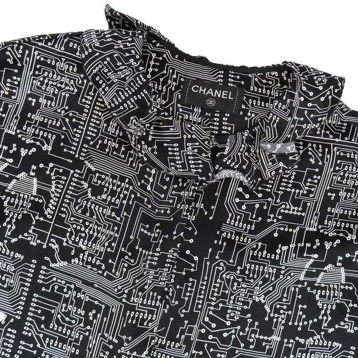 CHANEL  
COCO CC logo motif intégral bouton perle costume volant 17S  
Chemise manches longues en soie avec logo Coco