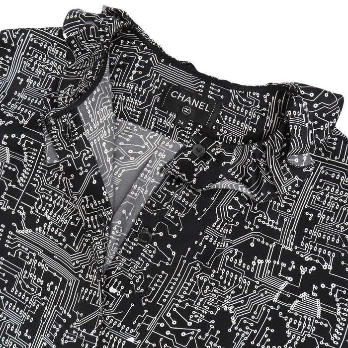 CHANEL  
COCO CC logo motif intégral bouton perle costume volant 17S  
Chemise manches longues en soie avec logo Coco