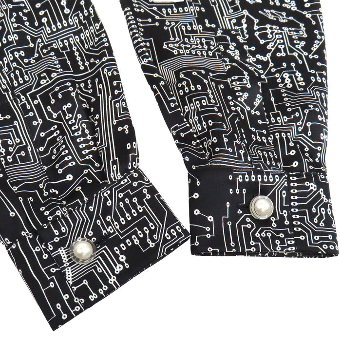 CHANEL  
COCO CC logo motif intégral bouton perle costume volant 17S  
Chemise manches longues en soie avec logo Coco