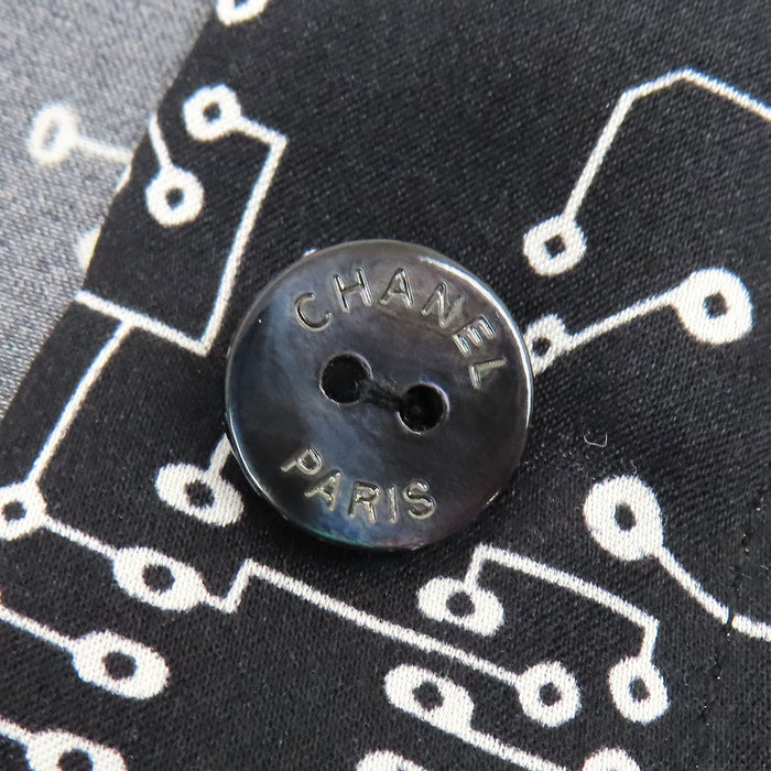 CHANEL  
COCO CC logo motif intégral bouton perle costume volant 17S  
Chemise manches longues en soie avec logo Coco