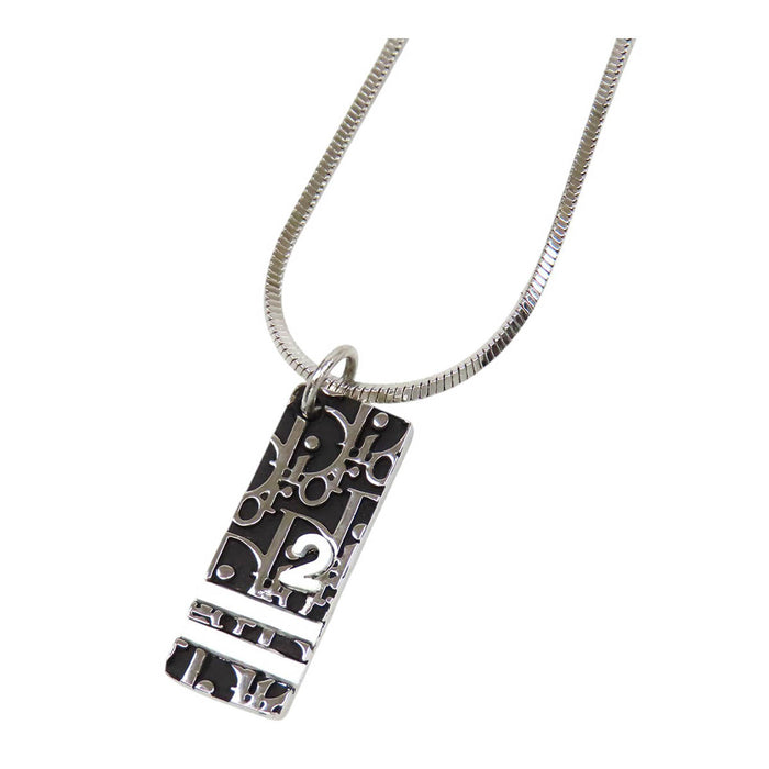 Dior 
Collier CD logo en métal couleur argent numéro 2 
Trottinette
