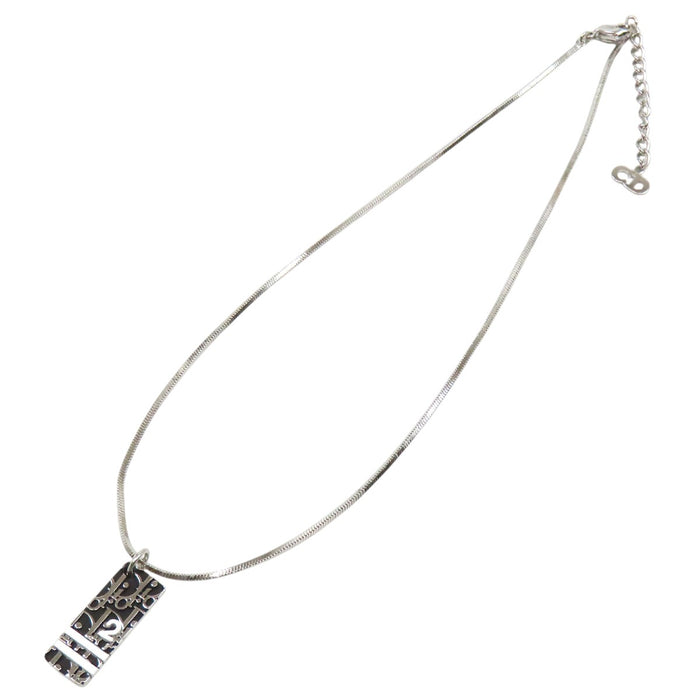 Dior 
Collier CD logo en métal couleur argent numéro 2 
Trottinette