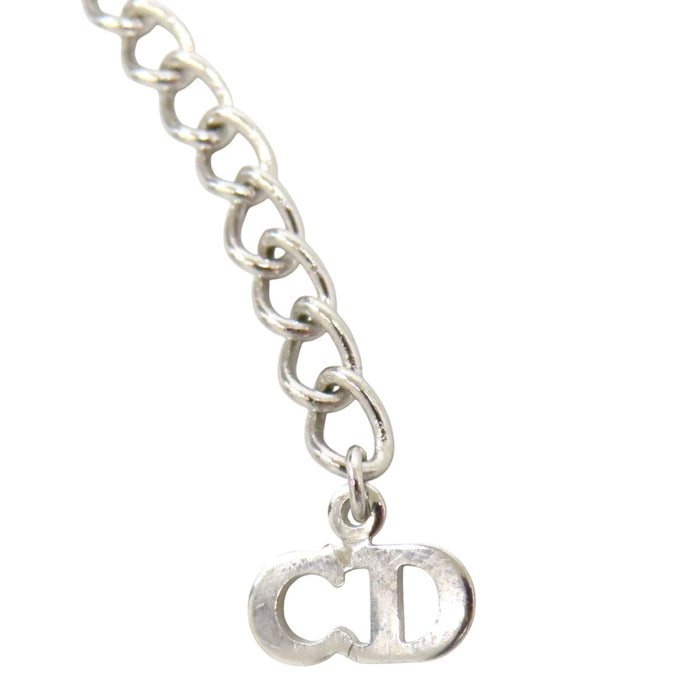 Dior 
Collier CD logo en métal couleur argent numéro 2 
Trottinette