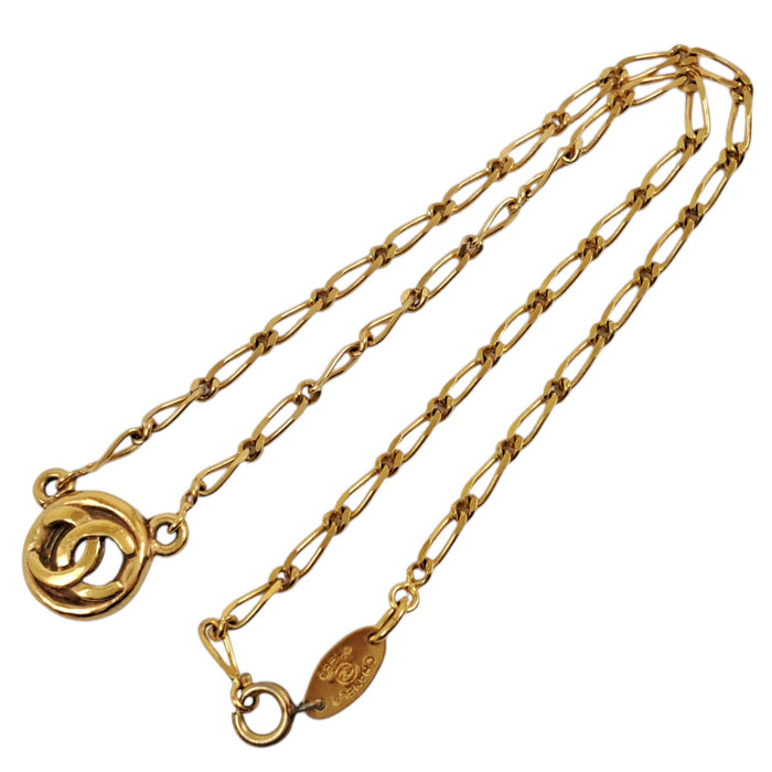 CHANEL  
COCO CC Cercle Logo Métal Couleur Or  
Collier Rond Vintage Coco Mark