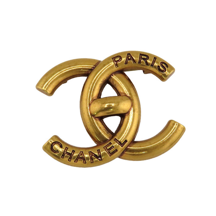 CHANEL  
COCO CC B21K métal couleur or  
Broche logo tourniquet Coco Mark