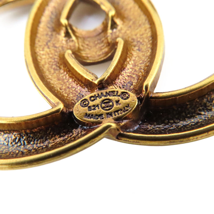 CHANEL  
COCO CC B21K métal couleur or  
Broche logo tourniquet Coco Mark
