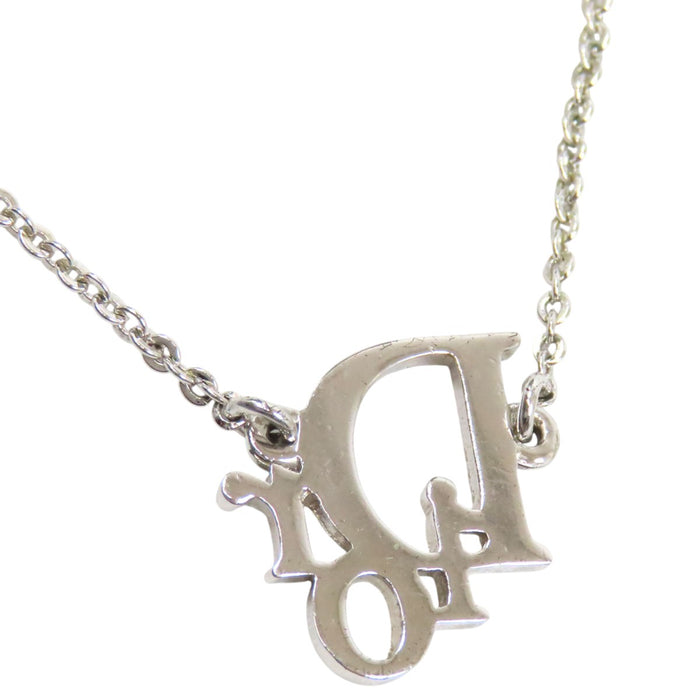 Dior  
Logo Trotter metallo color argento con strass colorati  
Collana con logo e strass