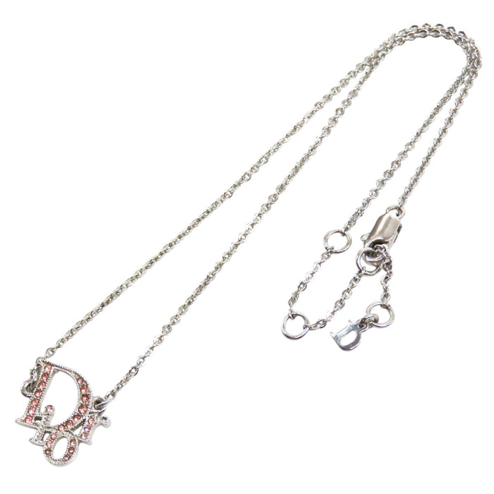 Dior  
Logo Trotter metallo color argento con strass colorati  
Collana con logo e strass